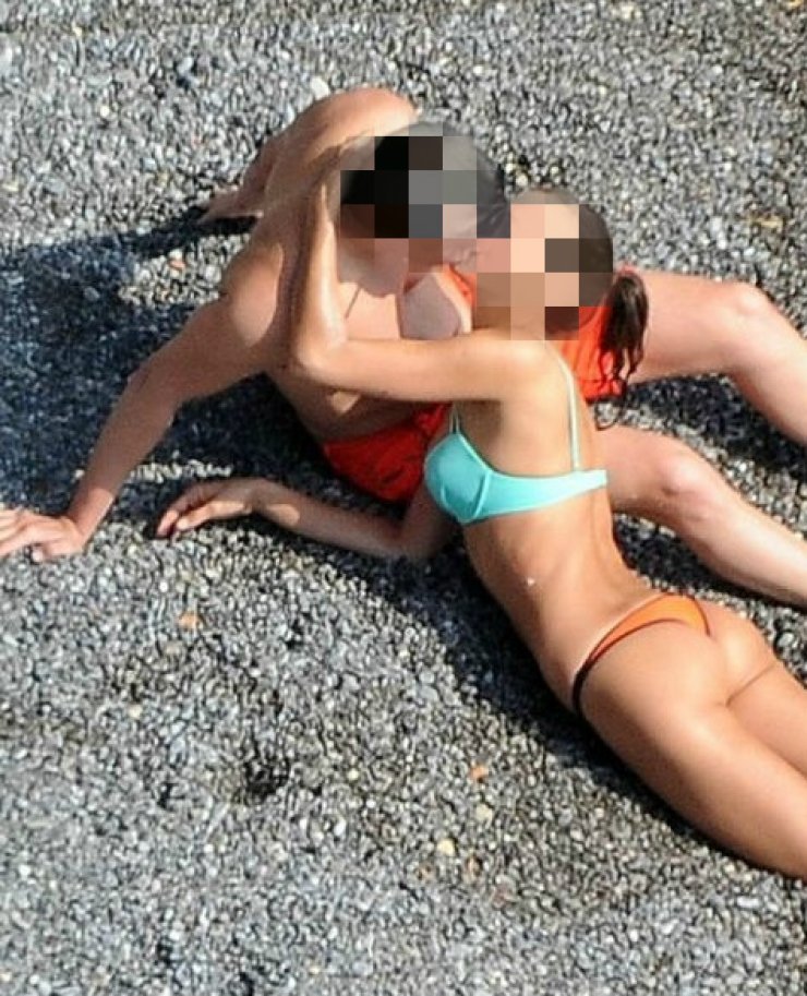 Τα παθιασμένα φιλιά πασίγνωστου ζευγαριού στην παραλία!