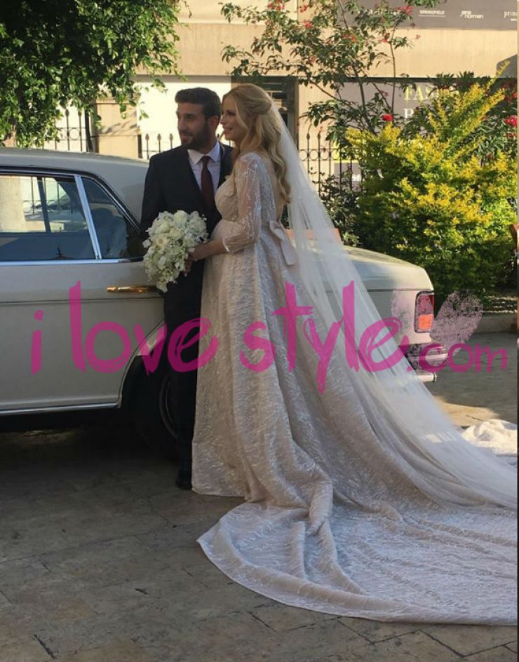 Έφτασε στην εκκλησία η Χριστιάνα Αριστοτέλους [εικόνες + βίντεο]