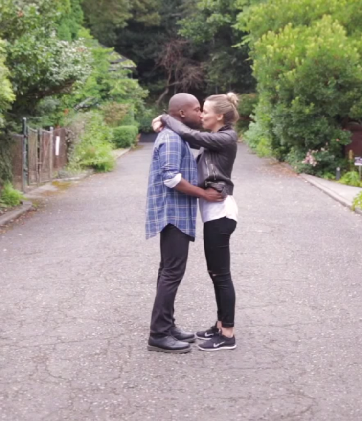 Ο γύρος του κόσμου σε ένα… φιλί! [βίντεο]