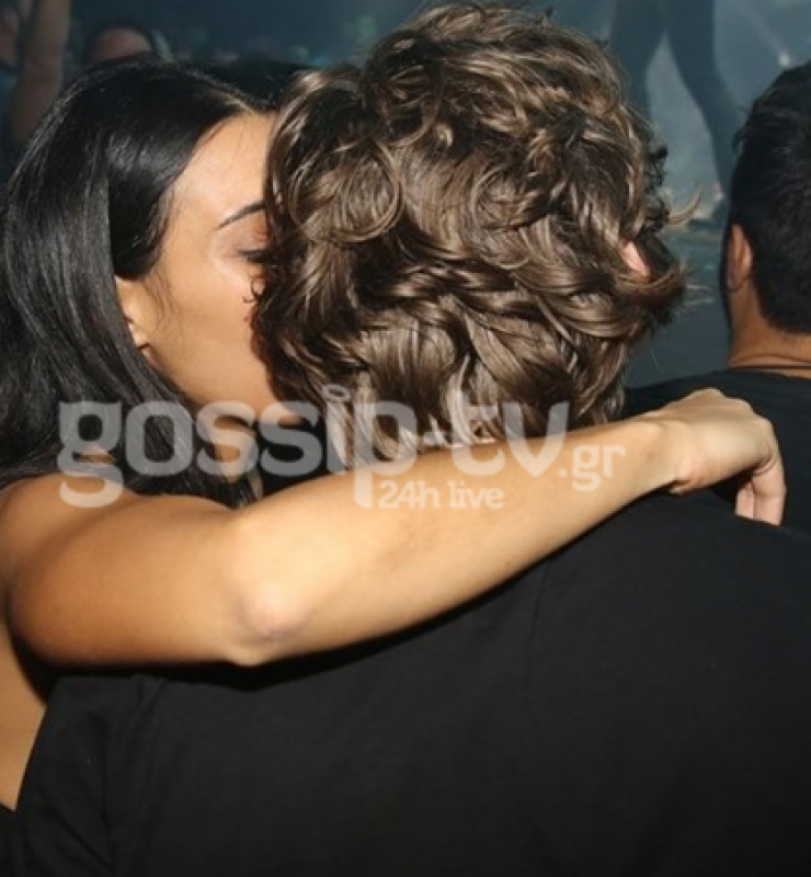 Τα καυτά φιλιά δημόσια για ερωτευμένο ζευγάρι της showbiz!