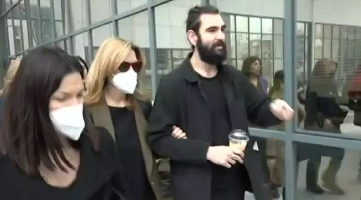 Η στιγμή που φτάνουν στο δικαστήριο η σύζυγος και ο γιος του Πέτρου Φιλιππίδη! [βίντεο]