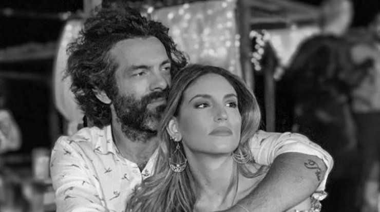 Αθηνά Οικονομάκου: Παιχνίδια με τον σύζυγό της και τον γιο τους σε παραλία της Σαντορίνης! [βίντεο]