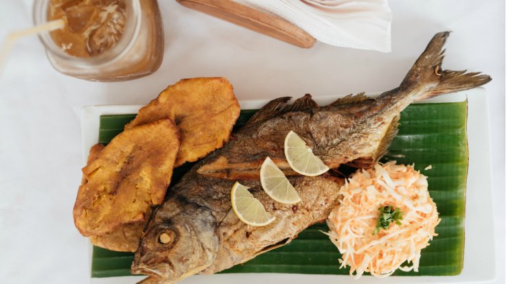 4 στέκια που ξεχωρίζω για την απίθανη θέα και το παχουλό ψάρι στην πιατέλα τους