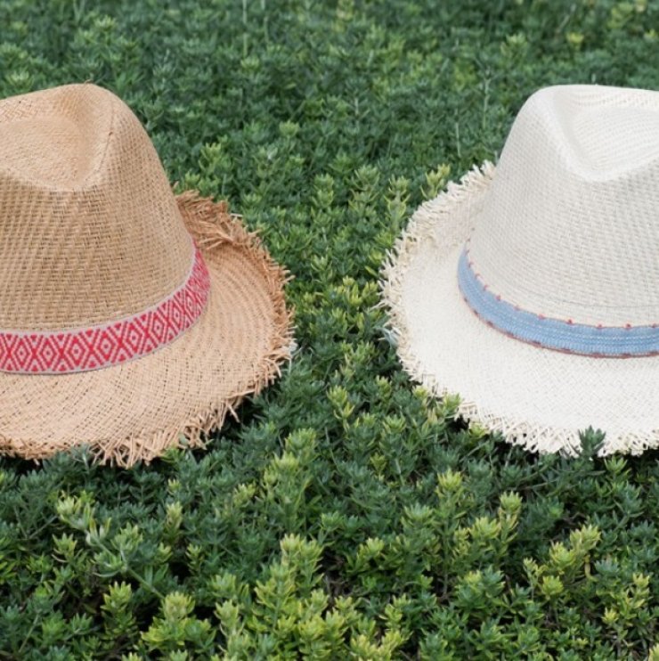 Τα floppy hats είναι το αξεσουάρ που δε θα αποχωρίζεσαι φέτος 