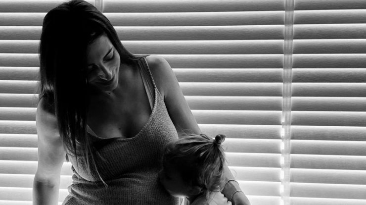 Φλορίντα Πετρουτσέλι: Γεννάει από στιγμή σε στιγμή και εμείς μάθαμε τη διάσημη νονά του γιου της!