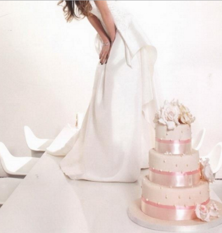 Ελληνίδα παρουσιάστρια ανεβαίνει τα σκαλιά της εκκλησίας!