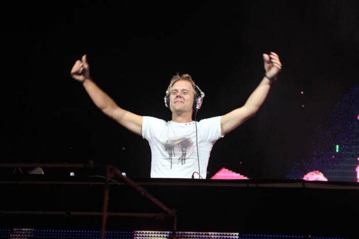 Armin Van Buuren: Ο Ολλανδός σούπερ σταρ έφερε “σεισμό” στην Λάρνακα 