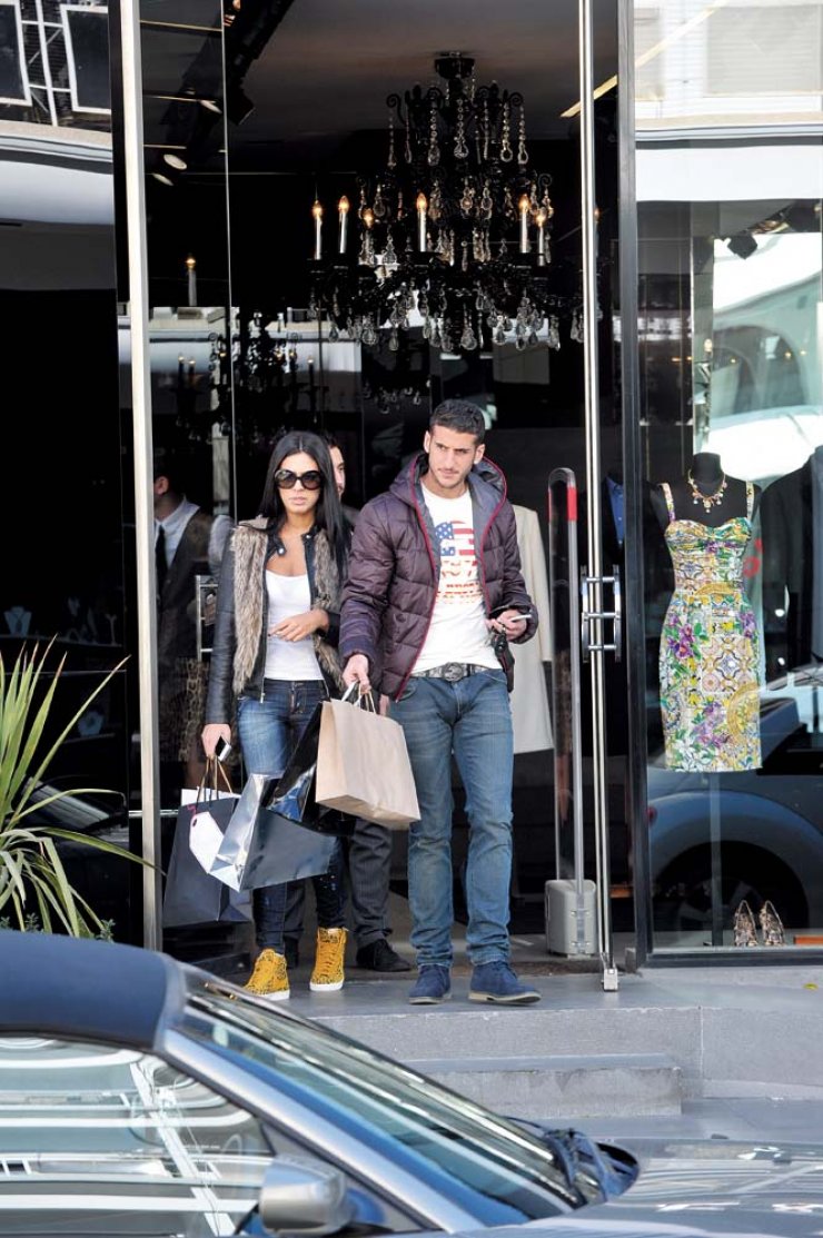 Νταβίντ Μπιτόν: Το νέο αστέρι του ΑΠΟΕΛ για ψώνια στη Στασικράτους