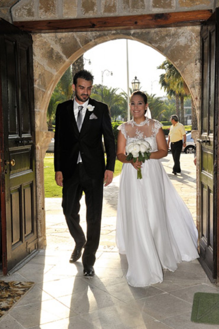 Παντρεύτηκαν αγκαλιά µε τον 11 µηνών γιο τους