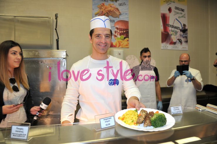 Σάκης Ρουβάς: Μαγείρεψε σήμερα για τους φοιτητές του πανεπιστημίου Κύπρου