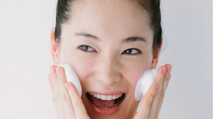 10+1 καθαριστικά προσώπου σε μορφή αφρού για λαμπερή επιδερμίδα