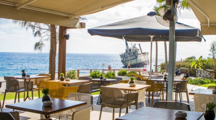 Πέντε στέκια με θέα τη θάλασσα που πρέπει να επισκεφτείς αυτό το καλοκαίρι