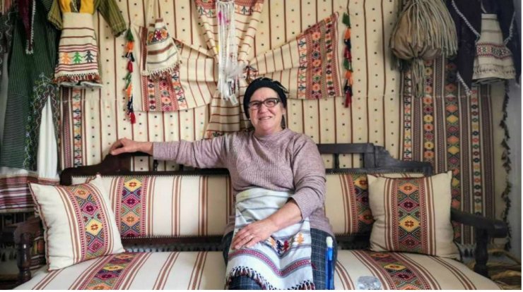 Η κυρία Σοφία σερβίρει κυπριακή κουζίνα στο σπίτι της στο χωριό