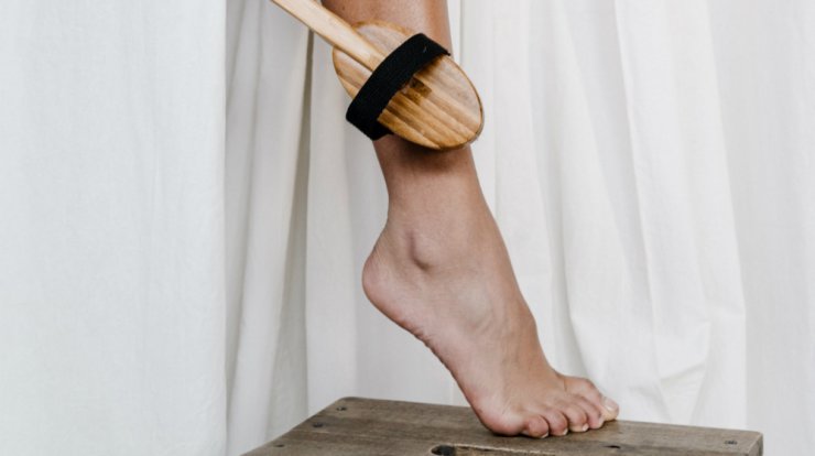 Τρεις φυσικές συνταγές για να περιποιηθείς τις σκασμένες φτέρνες σου