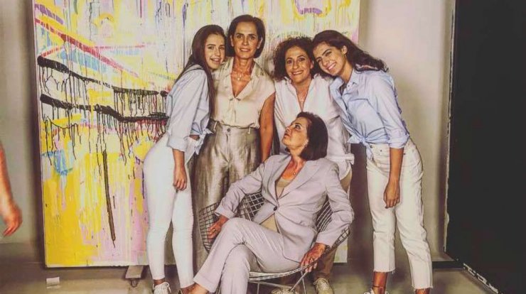 Φωτεινή Παπαδοπούλου: Φωτογραφήθηκε με τις κόρες και τις εγγονές της για την εκστρατεία της Madame Figaro!