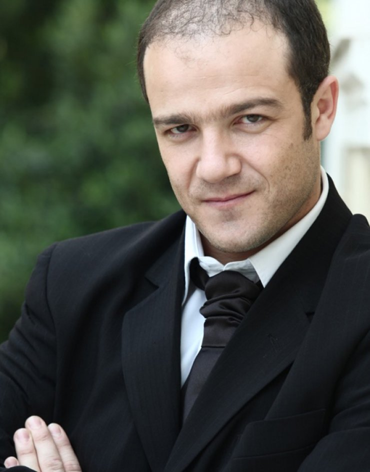 Φώτης Σπύρος: Παντρεύεται τον κατά 19 χρόνια νεότερο σύντροφό του στη Νέα Υόρκη