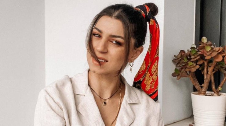 Πέντε υπέροχοι τρόποι για να δέσεις το ίδιο φουλάρι στα μαλλιά!