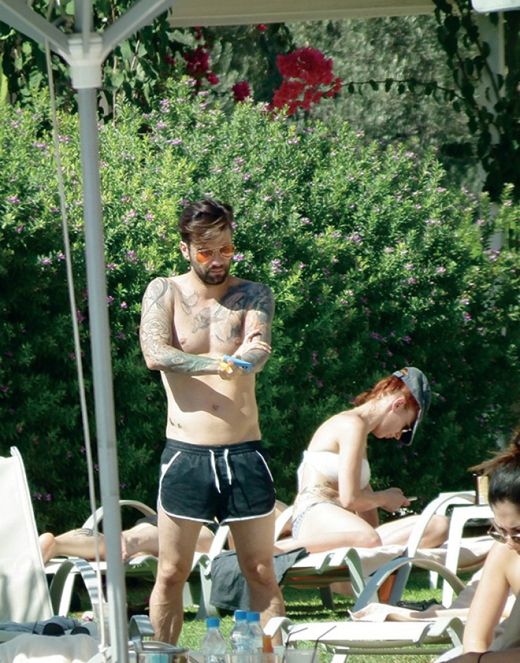 Θοδωρής Μαραντίνης: Στην πισίνα με σέξι γυναικεία παρουσία και δεν είναι η Σίσσυ Χρηστίδου!