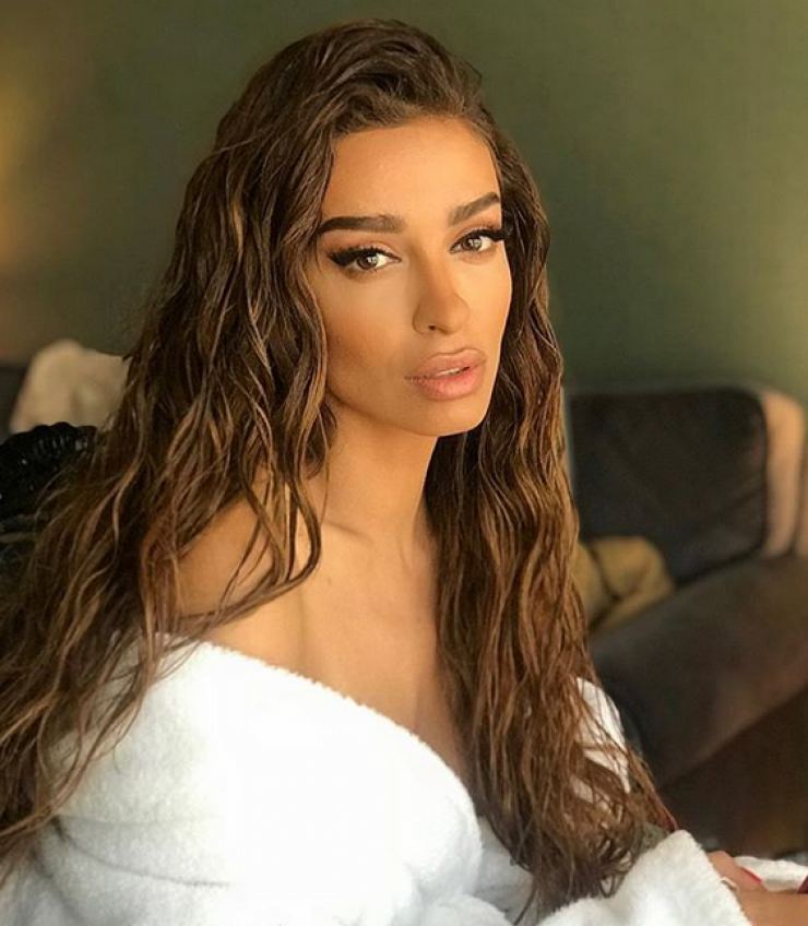 Η Ελένη Φουρέιρα ποζάρει topless και κολάζει το instagram!