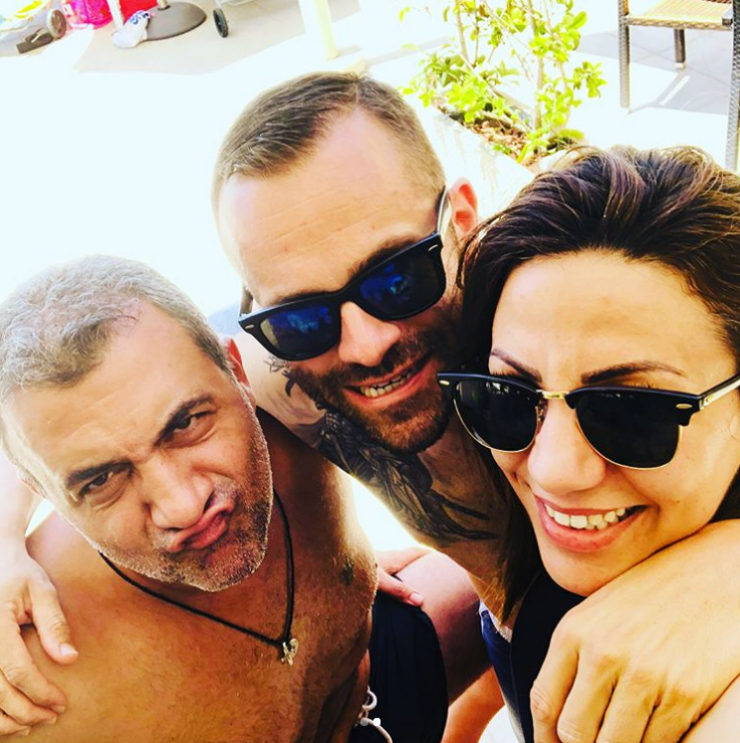 Λουκάς Φουρλάς: Χαλαρές στιγμές στην πισίνα με την Κατερίνα Αγαπητού και το σύζυγό της!