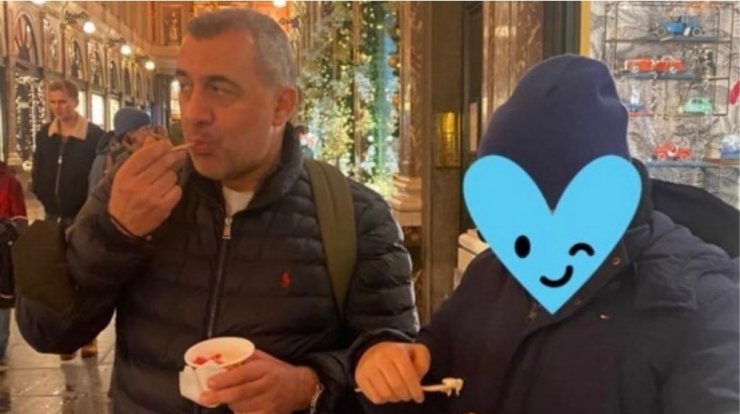 Λουκάς Φουρλάς: Φωτογραφίζει τον γιο του να κάθεται στο γραφείο του στο ευρωκοινοβούλιο