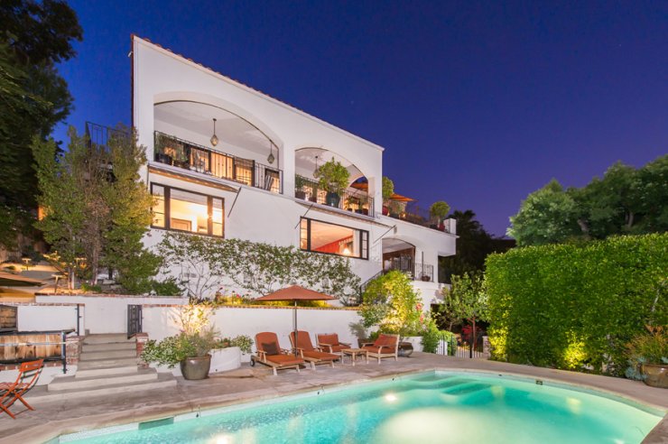 Πουλάνε την έπαυλη...επειδή δεν τους χωράει [εικόνες]