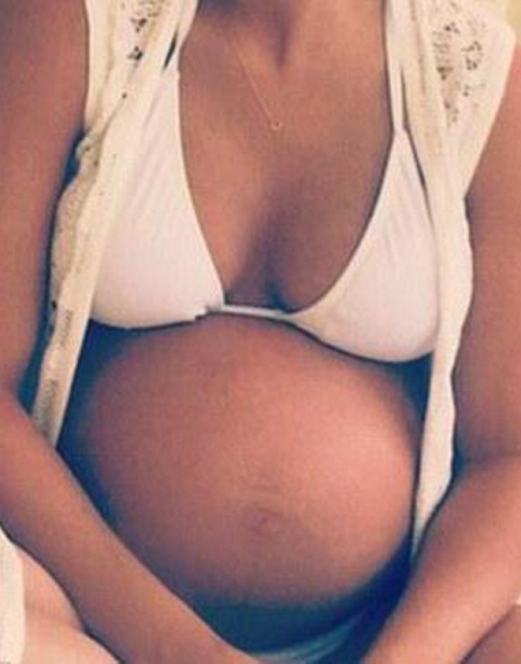 Τραγουδίστρια σε προχωρημένη εγκυμοσύνη...