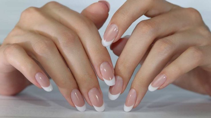 French manicure: Οι beauty insiders που υιοθέτησαν την πιο κλασική τάση στα νύχια