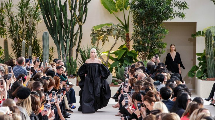 Off the shoulders φόρεμα: Φόρεσε το με τον πιο κομψό τρόπο