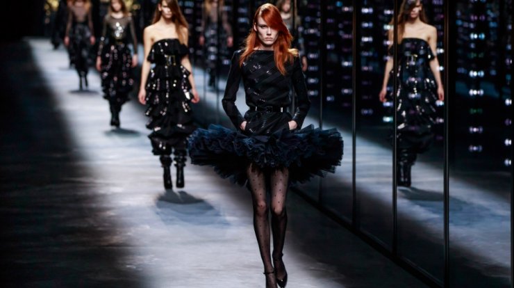 Παγιέτες, φτερά και γούνα, συνδύασε τα σε ένα λαμπερό σύνολο