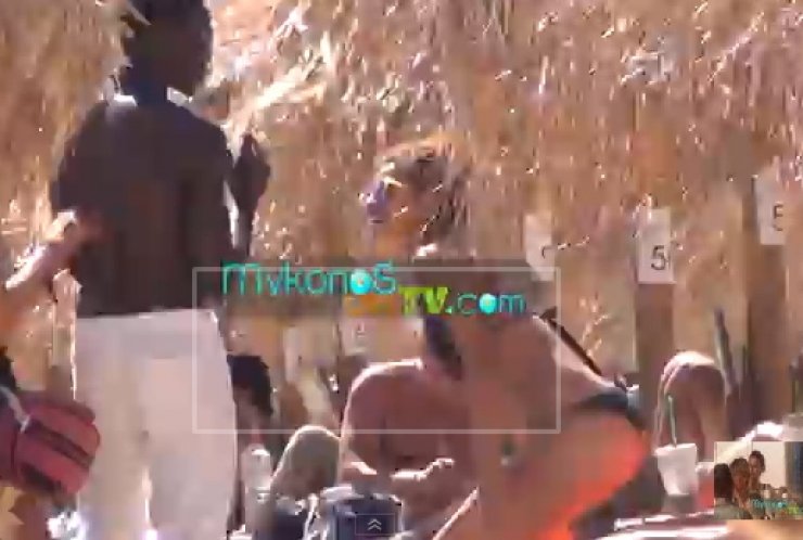 H sexy Ελένη Φουρέιρα αναστατώνει τις παραλίες της Μυκόνου