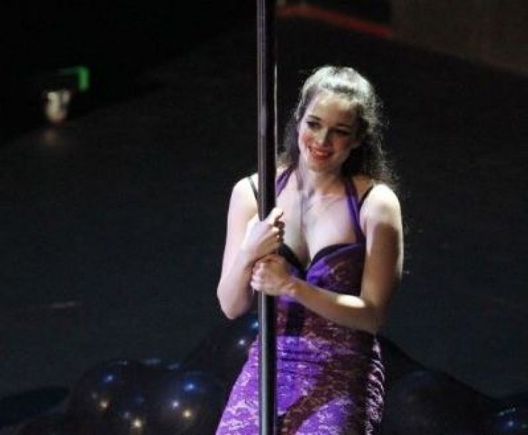 Μαθήματα pole dancing για την πρωταγωνίστρια του Νησιού