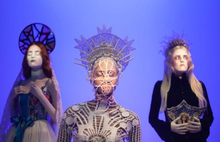 Tο Λονδίνο γιορτάζει τη μόδα του Jean Paul Gaultier