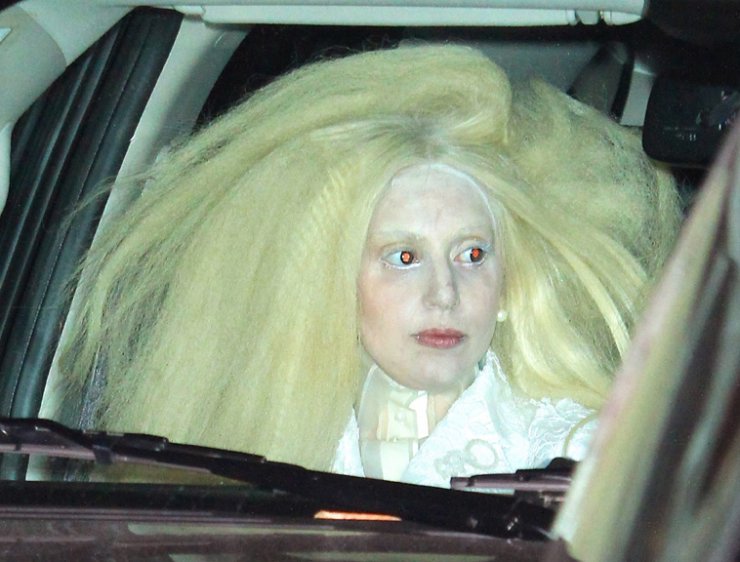 Πασίγνωστη τραγουδίστρια…που έγινε φρικιό!