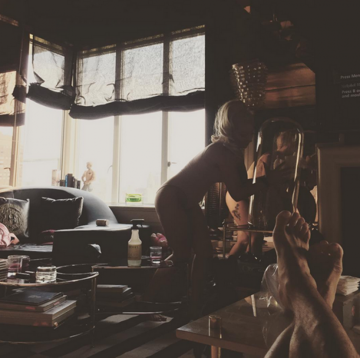 Διάσημη τραγουδίστρια ξεσκονίζει με… το κορμάκι!