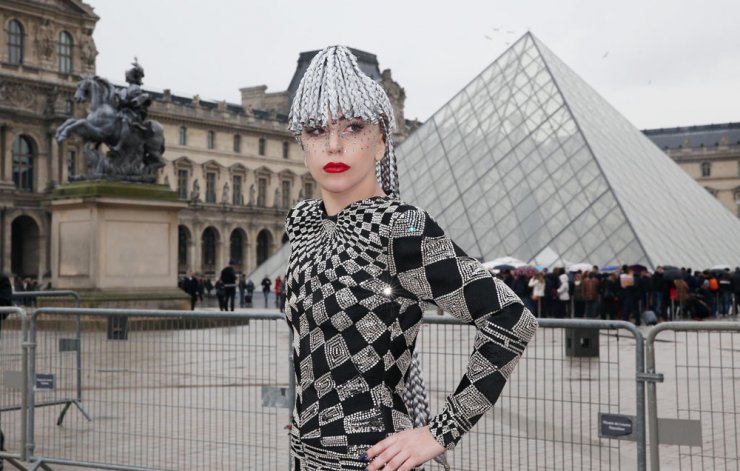 Η Lady Gaga στο Μουσείο του Λούβρου