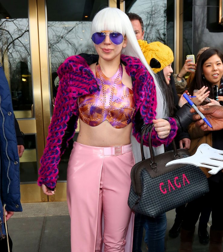 Το ροζ συνολάκι της Lady Gaga [εικόνες]