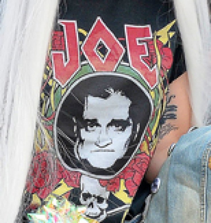 Φοράει t-shirt με το πρόσωπο του πατέρα της! Ποια σταρ είναι; [εικόνες]