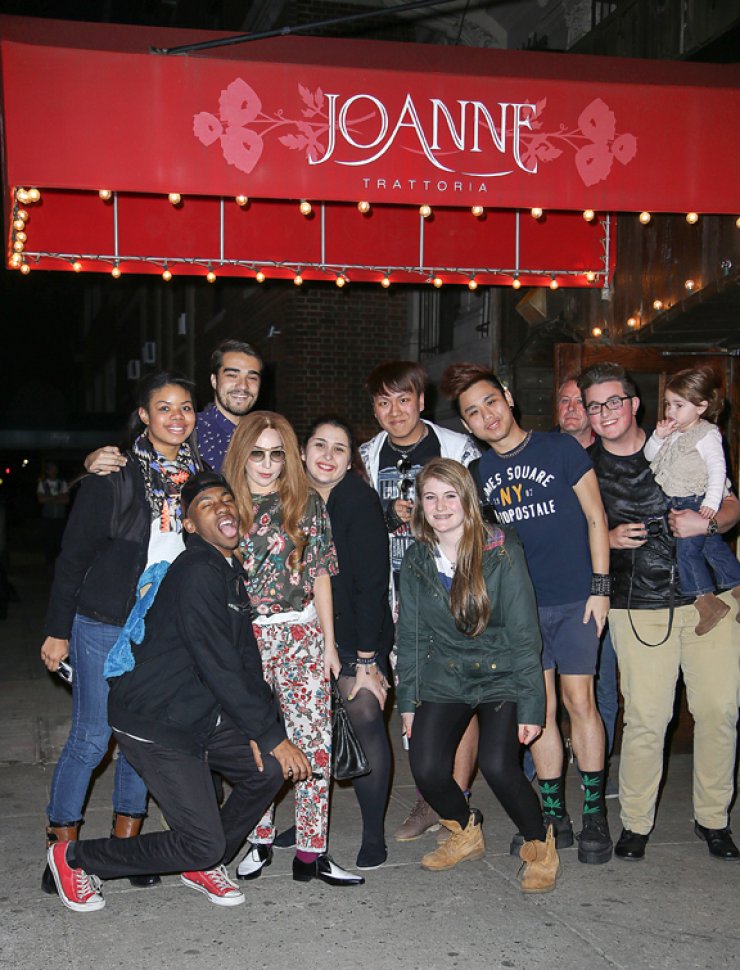 Η Lady Gaga κοντά στους θαυμαστές της [εικόνες]