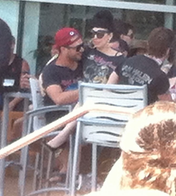 Δημόσια ερωτικά χάδια για πασίγνωστη τραγουδίστρια [εικόνες]