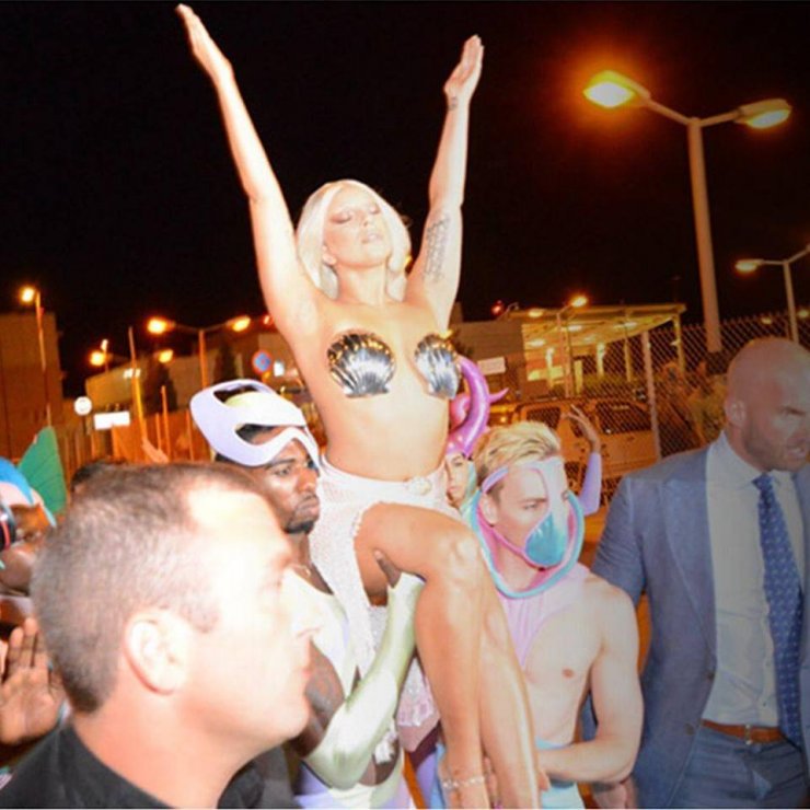 H Lady Gaga ως Αφροδίτη έφτασε στην Αθήνα [εικόνες]