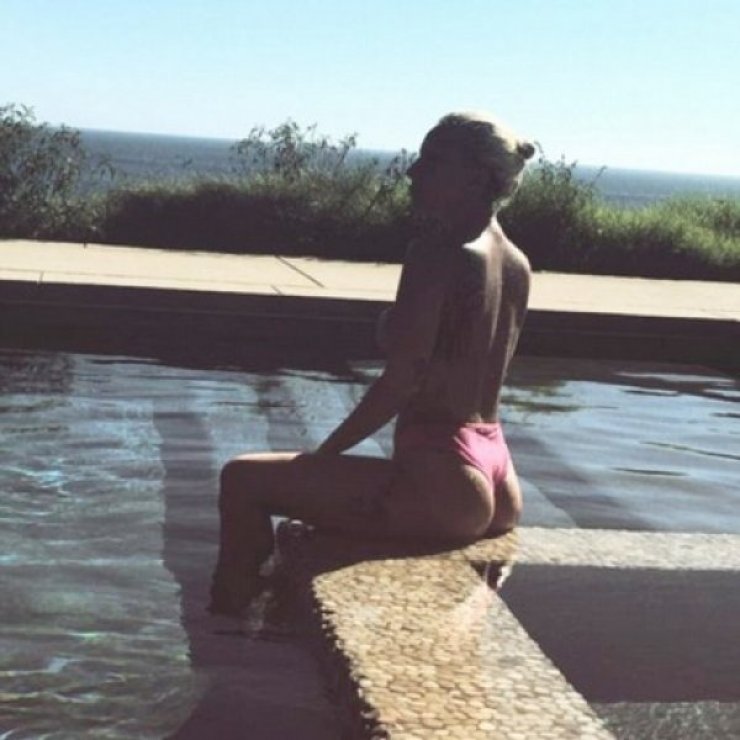 Η σέξι πίσω όψη διάσημης τραγουδίστριας!