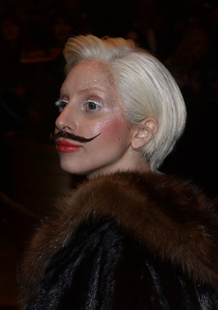 Η Lady Gaga έβγαλε μουστάκι!!!