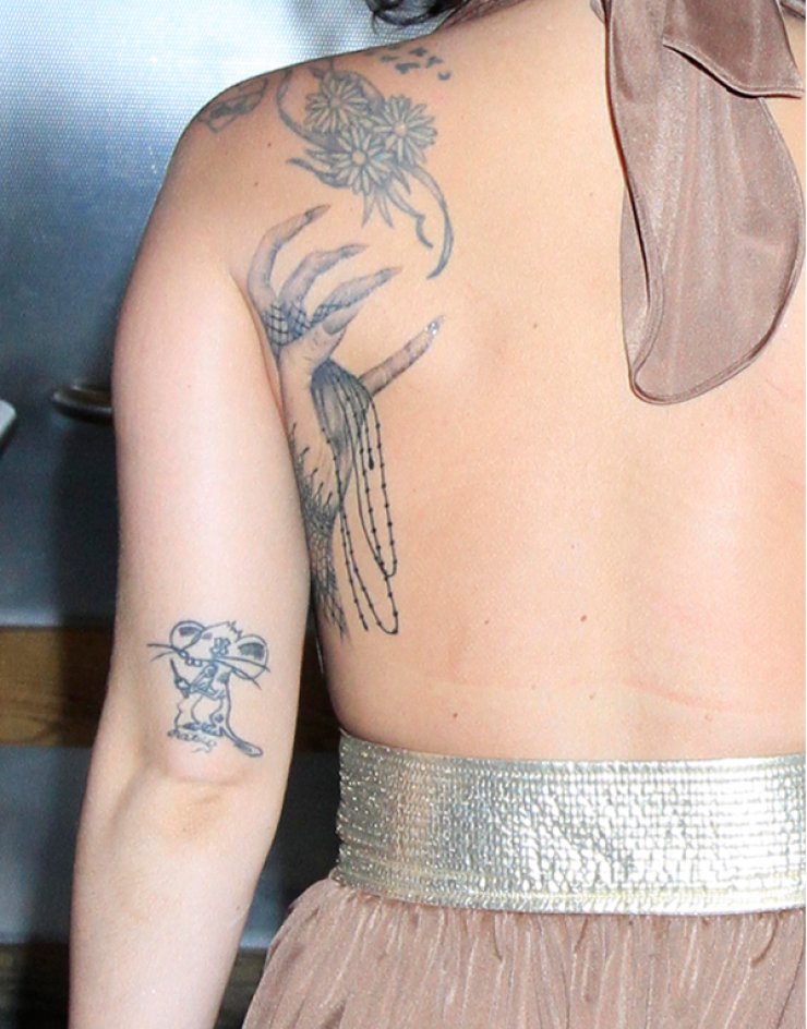 Δείτε τα περίεργα τατουάζ διάσημης τραγουδίστριας [εικόνες]