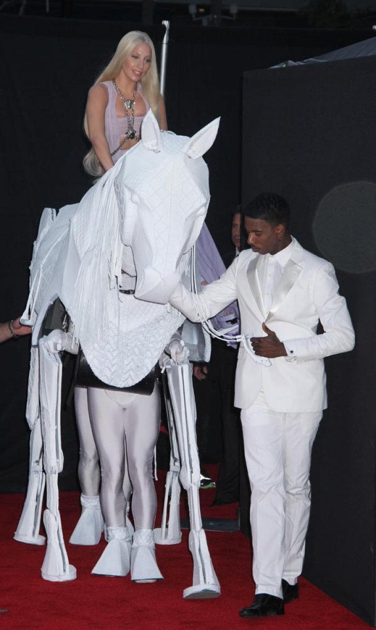 Ποια διάσημη πήγε με άλογο σε μουσικά βραβεία; [φωτογραφίες]