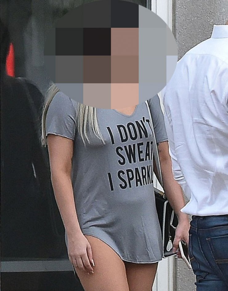 Ποια πασίγνωστη τραγουδίστρια εμφανίστηκε μόνο με... το μπλουζάκι της [εικόνες]