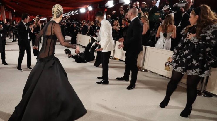 Lady Gaga: Έτρεξε να βοηθήσει φωτογράφο που έπεσε στο χαλί των Oscar και τα social media την αποθέωσαν [βίντεο]