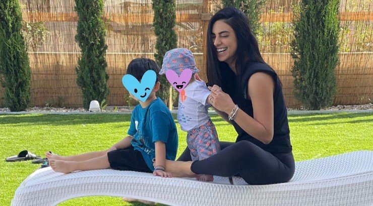 Γαλάτεια Βασιλειάδη: Ευτυχισμένη με μαγιό στην αγκαλιά των γιων της! [εικόνες]