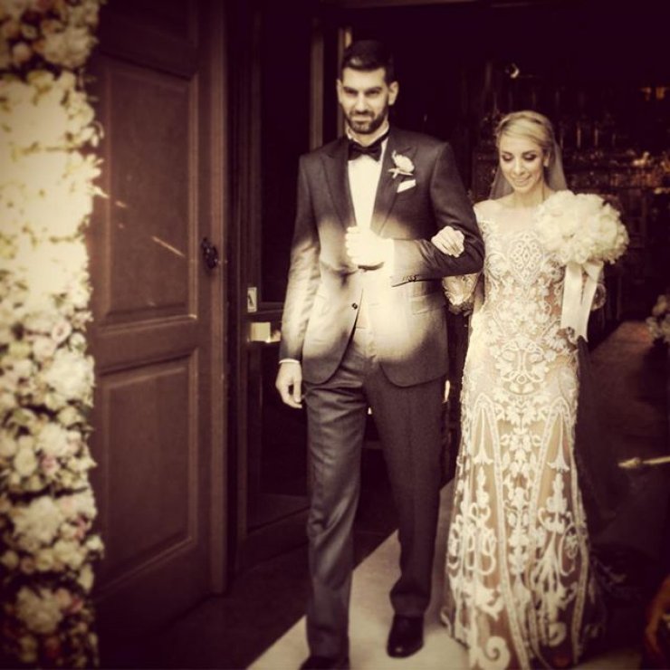 Το ζεϊμπέκικο της Ήβης Κυπριανού και τα γαρύφαλλα από τον σύζυγό της!