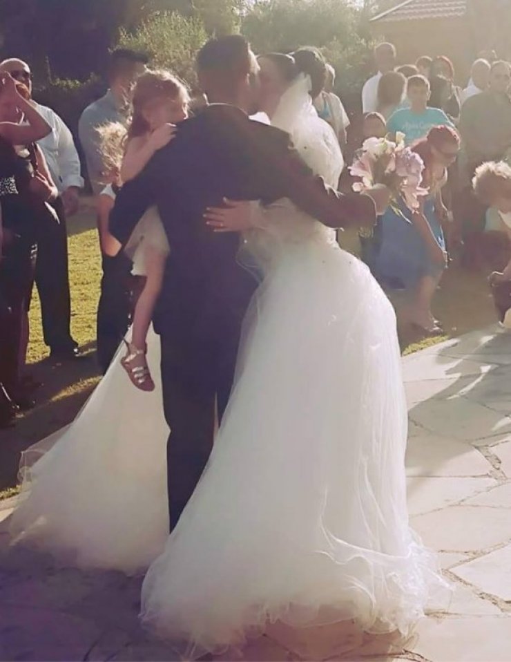 Ο γάμος επώνυμου ζευγαριού της Κύπρου και η τρυφερή στιγμή που της τραγούδησε!